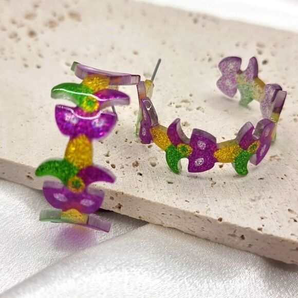 New Mardi Gras mask jester acrylic hoop lightweight earrings - Picture 3 of 6